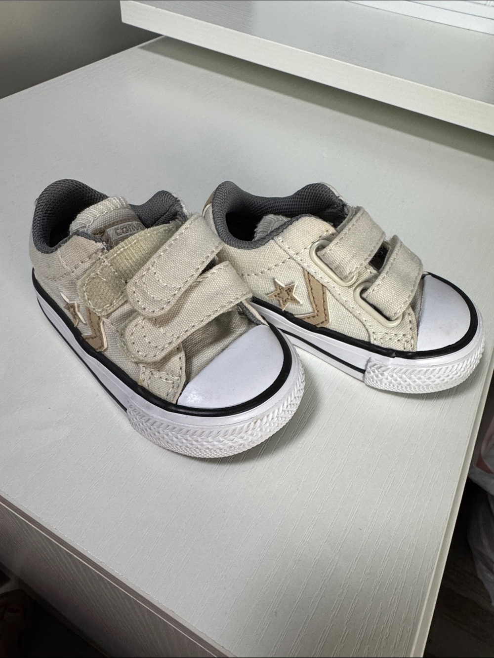 Converse Kids Velcro Sneakers in Cream with Gold Star